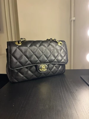 Svart quiltad axelväska - Snygg svart axelväska i klassisk quiltad design med guldfärgade kedjedetaljer 💗