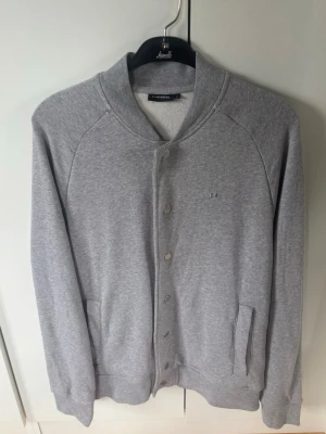 Jättefin J.lindeberg cardigan M ny - Ny supersnygg trendig och populära grå J.lindeberg cardigan i M. Inga hål eller fläckar i absolut topp skick som ny! Grym passform perfekt nu till sommaren och tveka inte vid minsta fråga eller fundering!