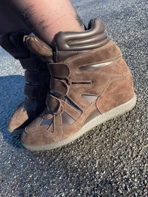 Bruna wedge sneakers  - Sååå coola wedge sneakers i äkta skinn och mocka. Från Steve Madden, köpta i februari och endast använda 2 gånger pga för stora för mig så behöver sälja💞strl 42. Jag har lådan kvar. 