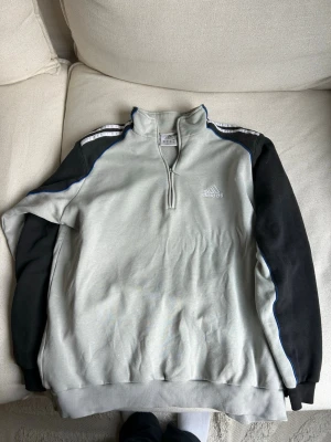 Vintage adidas - - Snygg kofta från Adidas  - Unisex - Jag har vanligtvis XS-S och den sitter snyggt oversize på mig men är storlek 40/42 så passar olika beroende på hur man vill att den ska sitta - Har någon lite fläck som knappt syns (se bild), även slitage på insidan högst upp vid dragkedjan (se bild)