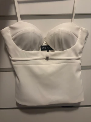 Supersnygg topp från zara  - Säljer denna super snygga toppen från Zara då den tyvärr är för liten för mig, den är i storlek S men den sitter tajt vid magen så dragkedjan går knappt att stänga så jag skulle rekommendera runt storlek xxs eller kanske xs. Annars sitter den bra överallt💕 Man kan också testa testa gå till en skräddare som kanske kan sy om den💕 Annars i väldigt fint skick och väldigt fin🤗
