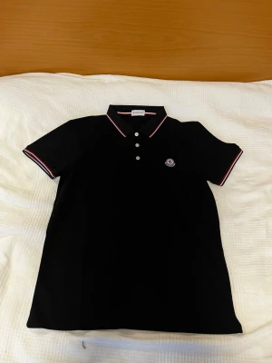 Svart pikétröja från Moncler - Använd några gånger, som ny! Bredd 48cm höjd 66cm. Kom med bud och frågor! 