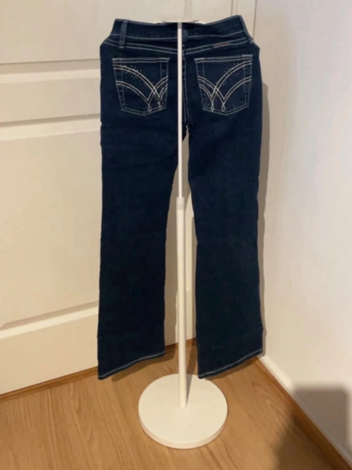Blå bootcut jeans med kontrastsömmar - 1