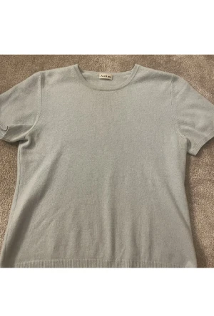 Cashmere tröja - Jättemysig turkos/ljusblå cashmere t shirt från märket A shi ma. (Softgoat liknande). Storlek S. Säljes för 250kr. Köpt för 1000kr.❤️Små defekter vid ärmarna och kanten längst nere, kan skicka bild privat.