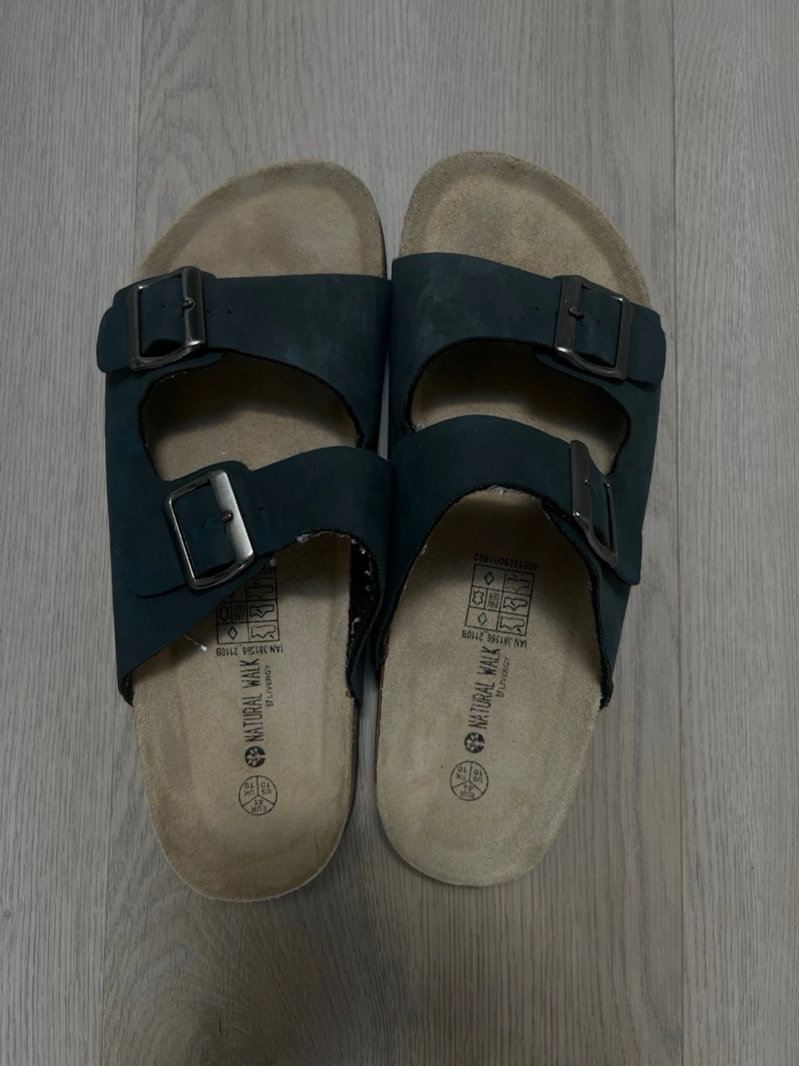 Svarta sandaler med spännen