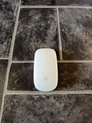 Apple Magic Mouse 2 Vit - Apple Magic Mouse 2 – trådlös (vit)  Säljer en Apple Magic Mouse 2 i fint skick.  Fungerar perfekt utan problem.  Skick: fint använt skick  Medföljer: Laddkabel