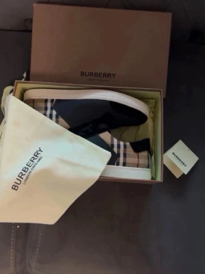 Burberry skor  - Säljer ett par väldigt fräsha burberry skor i nästan ny skick, endast testade en gång! Storlek: 44 