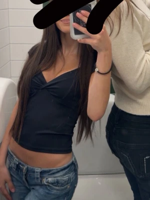 Svart topp - Snygg svart topp från H&M. 