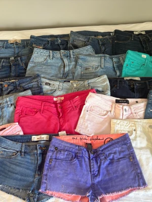 Färgglada jeansshorts i olika färger - Säljer massa olika jeansshorts! Alla ligger ute var för sig på min Plick så det är bara att köpa!!! 