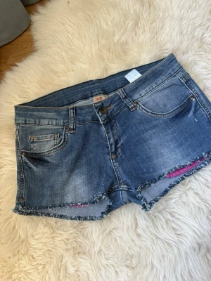 Blå jeansshorts - Ett par snygga jeansshorts från me&i. Storlek W28