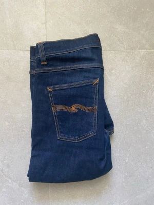 Mörkblå jeans från Nudie - Säljer nu dessa fina Nudie jeans då dom har blivit för små för mig, men ett par jätte snygga jeans till sommaren, skulle vela säga att storleken är mindre än vad den säger  va inte rädd att höra av er vid funderingar 
