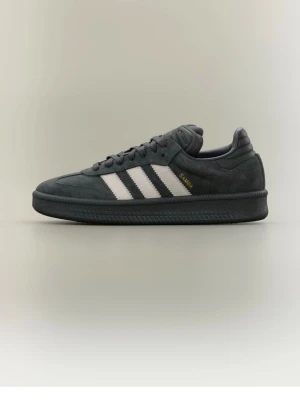 Adidas Samba OG svarta sneakers - Klassiska Adidas Samba OG sneakers i svart mocka med vita ikoniska tre ränder på sidan och guldfärgad Samba-text. Låg profil och svart yttersula. Perfekta för dig som gillar retrostil och streetwear. Använda typ 2 ggr så de är i nyskick. Nypris från zalando - 1495kr