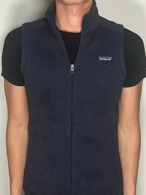 Patagonia fleece väst - Säljer en riktigt snygg och trendig Patagonia fleece väst i fint skick, storlek XS, vid frågor är det bara att skriva //Gramenti