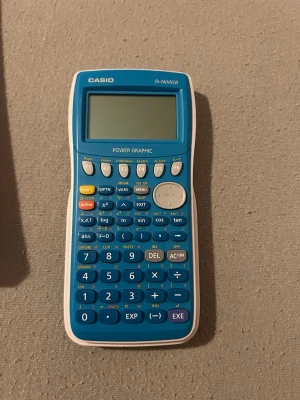 Casio fx-7400GII grafritande miniräknare - Casio fx-7400GII är en blå och vit grafritande miniräknare med stor display och många funktioner för matematik och naturvetenskap. Den har plastkropp och tydliga knappar i olika färger. Perfekt för gymnasiet eller högskolan.