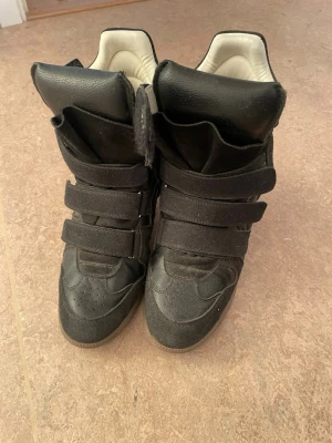 Svarta wedge sneakers - Svarta Isabel Marant liknande skor. Knappt använda jättenice å styla till outfits. De har en kilklack men känns som vanliga sneakers. Priset kan förhandlas💕💕