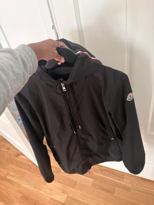 Windbreaker - Säljer en snygg windbreaker i storlek M, jackan är använd men fortfarande i ett bra skick och redo att användas!
