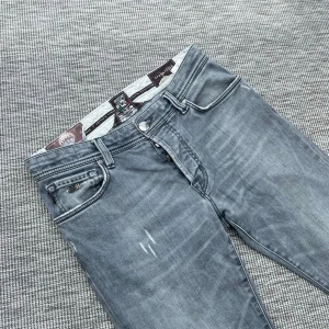 Tramarossa jeans - Säljer dessa feta tramarossa jeansen i mycket fint skick!⭐️Storlek: W31 / Skick 9,5/10🙌Nypriset ligger på 4000kr hör gärna av er om ni har funderingar!🤝
