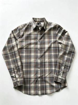 GAP Rutig Skjorta Slim Fit - Tjena säljer en riktigt snygg skjorta från Gap med ett snyggt rutigt mönster, skjortan är i nyskick och nästan aldrig använd. Skjortan är i storlek M men hänvisar alltid till måtten nedan👇  Axelbredd: 44cm Bröstbredd: 50cm Längd: 75cm Armlängd: 66cm (NOTERA! ⚠️ Måtten kan va fel med +1cm eller -1cm, men mäter alltid så noga jag kan!)✅  Hör av dig vid minsta fundering!🙌  Kan gå ner i pris vid snabb affär!🌟  Skickas inom 24 timmar efter köp!📦  Jag gör inga returer❌