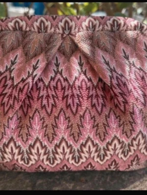 Clutch i missoni mönster  - Säljs då den int använts sen jag köpte den. Helt ny från plick så inga defekter. Får plats med extremt mycket 