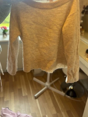 Stickad tröja  - En stickad tröja från ginatricot i färgen beige i storlek 158/164