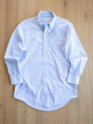 Brooks Brothers Button Down Shirt, size S - Välanvända Brooks Brothers skjorta med cool patina (se bilder). Klassisk skjorta med tunna blå och vita ränder, långärmad och med knappar hela vägen framtill. Skjortan har bröstficka och button-down krage. Perfekt för en clean och stilren look.