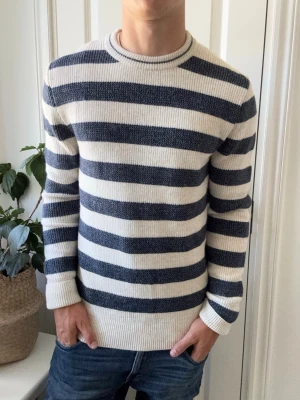 Jules stickad tröja  - Jules stickad tröja, Inga defekter! Modellen i bilderna är 180 cm 75 kg och bär Storlek M , Kom med frågor! 🌟 (Kan gå ned i pris vid köp av paket 😉) 
