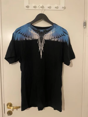 Marcelo burlon t shirt - Säljer en Marcelo burlon t shirt i mycket bra skick då jag inte använder den längre. Den är i storlek M och har inga defekter. Pris kan diskuteras.