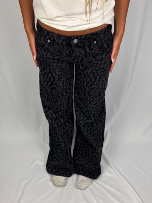 Lågmidjade bagy jeans - Supersnygga lågmidjade bagy jeans med mönster | Storlek 29/32 | Jättefint skick! | Jag är 168cm lång och väger 60kg | Mått: Ytterbenslängd: 104cm. Midjebredd: 42cm. Lårbredd: 30cm. Fotöppning: 28cm. Kontakta mig vid fler frågor eller funderingar!🩷