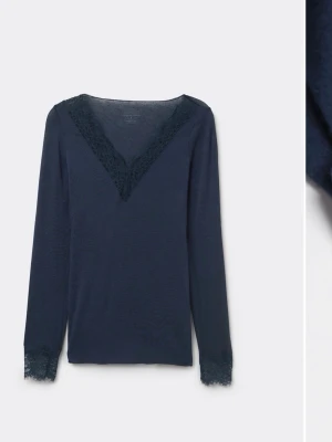 intimissimi tröja - Mörkblå långärmad topp med v-ringning och spetsdetaljer längs halsringningen och vid ärmsluten. Tunn och mjuk, perfekt för en stilren look. Passar till både jeans och kjol.