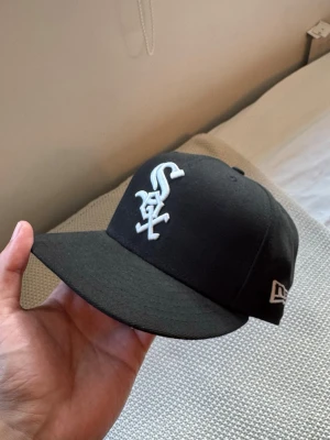 New Era Fitted Keps  - Yo, säljer denna lila fitted keps. Kepsen är i jätte bra skick och är i storlek 57.7cm och är en hyfsad ”standard” storlek  