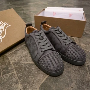Christian Louboutin gråa sneakers -  ny skick på de. Super snygga nu inför sommarn. Kommer med låda och lite olika saker som syns på bilden. Allt perfekt skick, vid frågor och funderingar är det bara och att fråga på ☺️ PASSAR ÄVEN OM DU HAR 44 Pris kan diskuteras 
