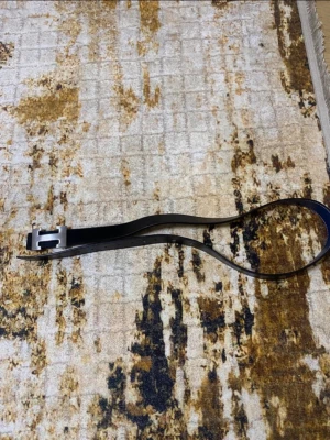 Svart och blått skärp med metallspänne - Snyggt bälte i svart och blått med ett stilrent metallspänne i silverfärg. Bältet har en klassisk design och är tillverkat i skinn, vilket ger en exklusiv känsla. Perfekt för att lyfta vilken outfit som helst.