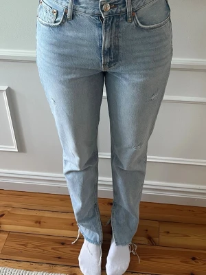 Gina Tricot Perfect Jeans – Straight, Mid Waist TALL, Storlek 36 (Långa) - Mycket bra skick. Använda ett fåtal gånger. Straight fit, mid‑waist med slitna detaljer, slits och fransad fåll.  Långa ben – passar ca 175–180 cm.  Sitter snyggt och trendigt, normal i storlek. Säljer fler modeller i samma storlek, se profil.