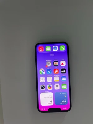 iPhone 14, 128GB fin skick, batteri hälsa 78%, allt funkar bra ingår box iPhone med lila skärm - iPhone 14, 128GB fin skick, batteri hälsa 78%, allt funkar bra ingår box