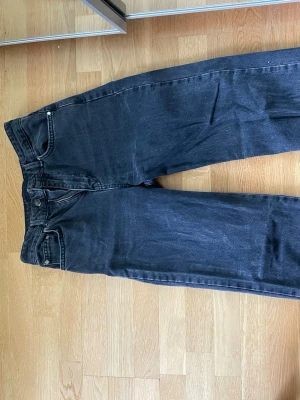 Svarta raka jeans med hög midja - Säljer ett par svarta jeans med rak passform 🤍🤍