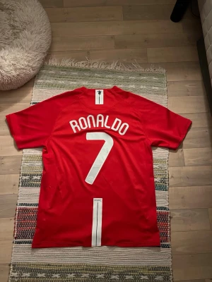 Ronaldo 2008 manchester united jersey  - Min katt attackerade tröjan så de han några defekter syns på sista bilden. Ifall du har några frågor så är de bara att skriva, jag är aktiv och skickar iväg snabbt. Priset kan diskuteras 