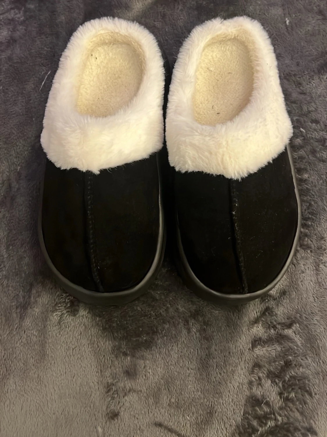 Svarta tofflor med vit päls - 1