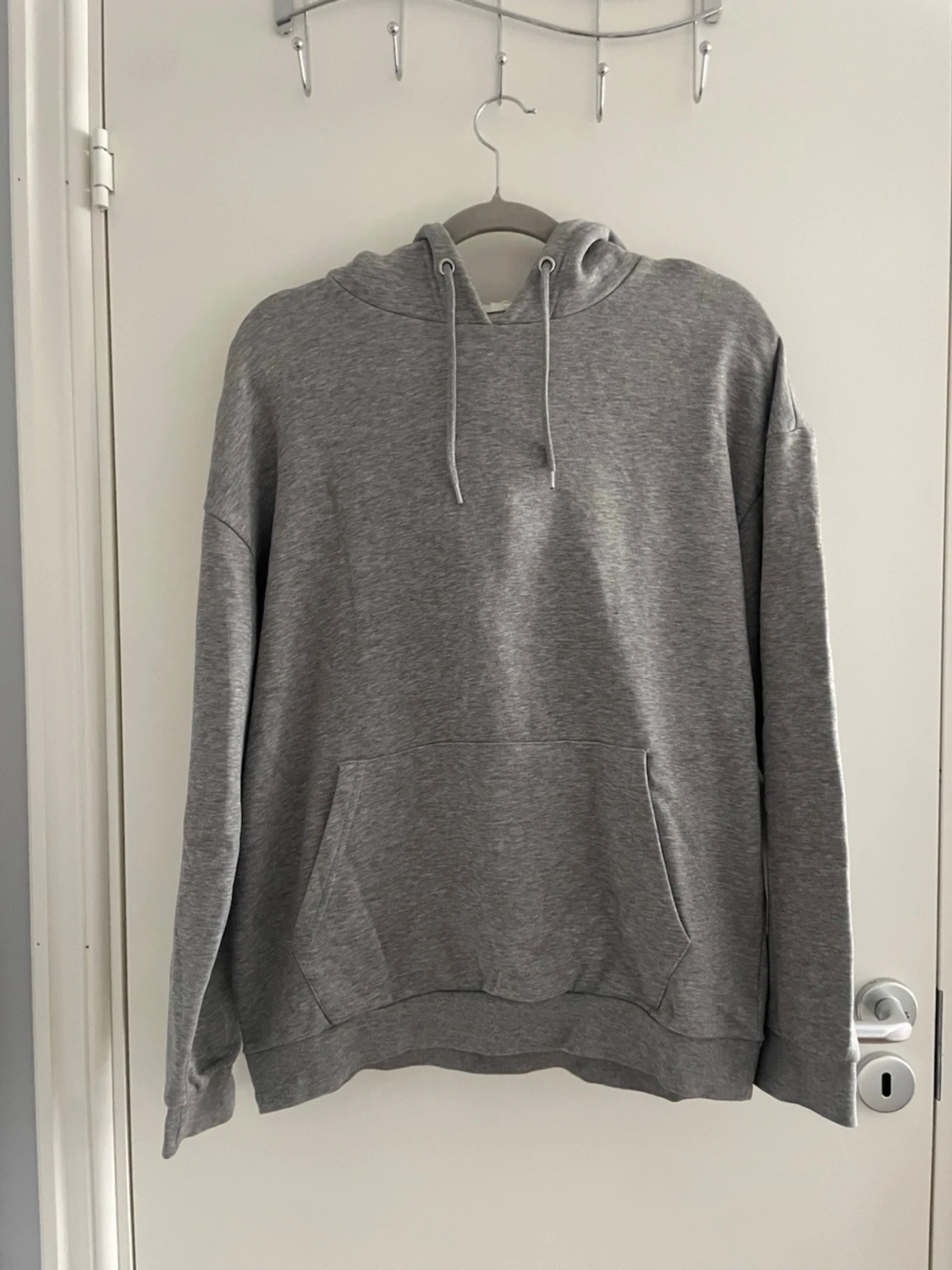 Grå basic hoodie med ficka