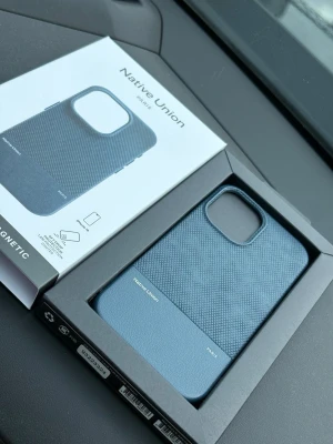 Blått Native Union mobilskal till iPhone 16. - Snyggt blått mobilskal från Native Union till iPhone 16.