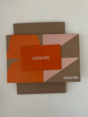 Presentkort på Zalando 1000kr - Fick ett presentkort på Zalando men dessvärre handlar jag inte där så jag tänker att jag säljer den till någon som har mer nytta av den. Det står en kod på baksidan som man använder på nätet 