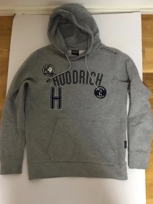 Hoodrich tröja - Säljer en jättefin Grå Hoodrich tröja som jag har använt en gång. Den är i jättefint skick och har inga repor eller defekter.