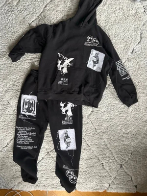 Boohooman byxor och hoodie | L - Säljer ett boohooman set med mjukisbyxor och hoodie i storlek Large