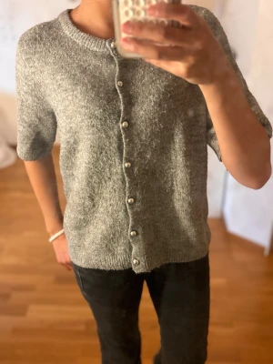 Stickad kofta  - Säljer pågrund av att den inte kommit till användning 