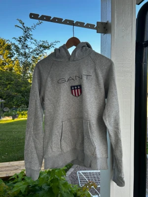 Gant tjocktröja  - Fin grå Gant tjocktröja, tröjan har vissa fläckar på sig, men inte speciellt tydliga. En under magfickan och en precis under hakan. Samt små slitningar på armbågarna men syns knappast. 
