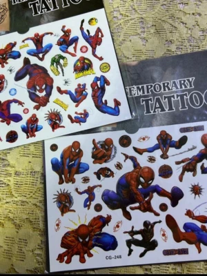 Spiderman temporära tatueringar - Ark med färgglada temporära tatueringar med Spiderman-motiv i olika poser och storlekar. Perfekt för maskerad, cosplay eller temafest. Motiven är tryckta i rött, blått och svart med detaljer i gult och grönt.
