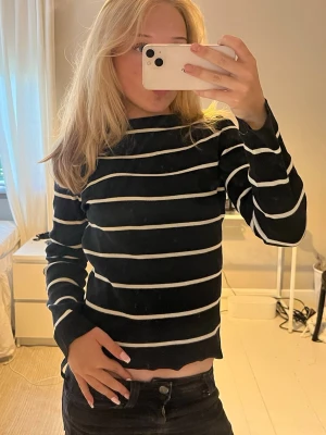 svart- och vitrandig tjocktröja - skitsnygg svart tjocktröja med vita ränder. osäker på storleken, men passar mig som är XS🖤🤍