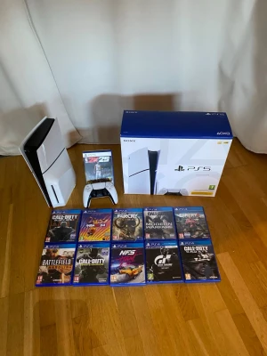 PlayStation 5 Slim Disc 1TB (CFI-2016) + 11 spel + handkontroll – Komplett paket - Säljer min PlayStation 5 Slim Disc Edition (CFI-2016) i mycket fint skick.  Konsolen fungerar felfritt och säljs komplett med originalkartong, handkontroll, laddare till handkontroll och strömkabel. Perfekt för dig som vill komma igång direkt med ett stort spelbibliotek.  Detta ingår:  * PlayStation 5 Slim Disc Edition (1 TB) * Original DualSense-handkontroll * Originalkartong * NBA 2K25 (PS5)  Följande PS4-spel ingår (spelbara på PS5):  * Call of Duty: Black Ops III * NBA 2K24 * Far Cry Primal 