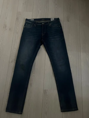 Jack and Jones jeans - Goa slim fit Jack and Jones jeans med goa fades , skick 8/10. Bara o skriva om ni har några frågor!