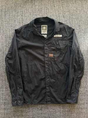  Skjorta från G-Star RAW - Sjukt eftertraktad G-Star RAW skjorta ~ vintage modell | st S | färg svart | klassisk passform | perfekt vintage piece | OBS kan gå ner lite i pris vid snabb affär! 🏄