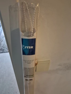 Mörkläggande rullgardin - Säljer en vit mörkläggande rullgardin från JYSK. Perfekt för att blockera ljus i sovrummet eller vardagsrummet. Enkel att montera och har en kedja för smidig upp- och nedrullning. Passar till de flesta fönster och är barnsäker. Har testat bara. Men passade inte till mitt fönster. Så den är annars i nyskick.